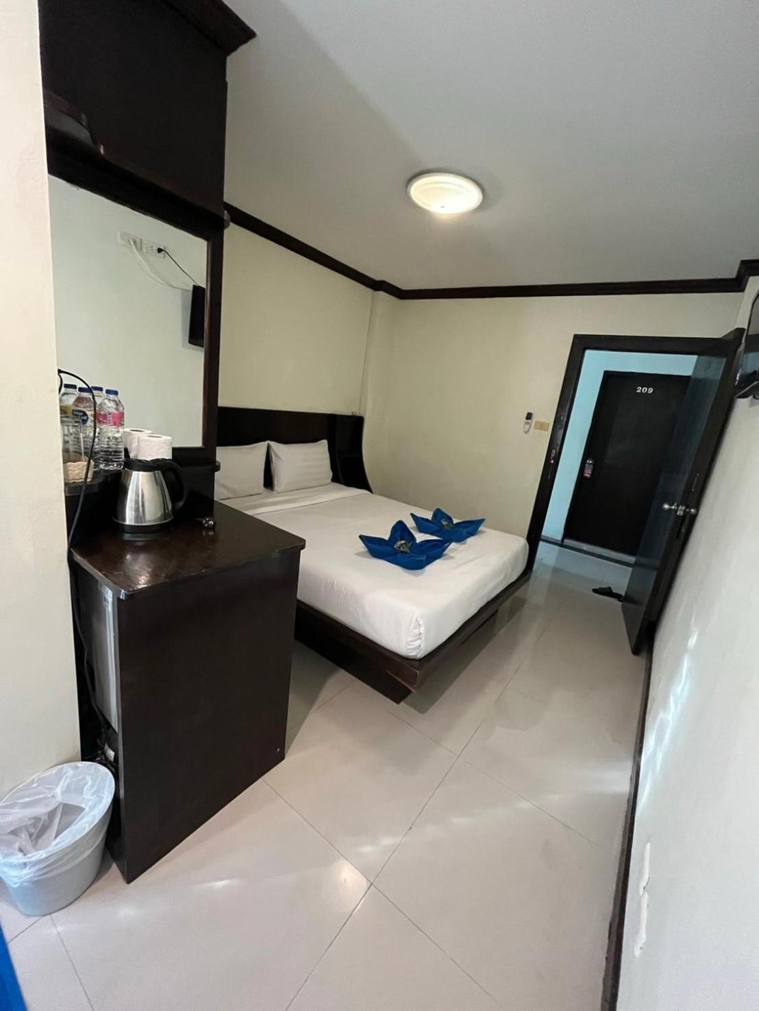 Blueskyhouse Patong Hotell Exteriör bild