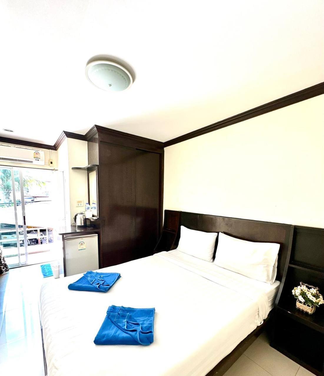 Blueskyhouse Patong Hotell Exteriör bild