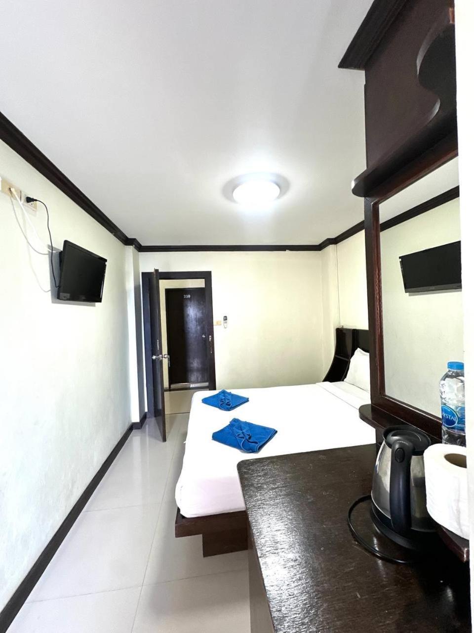 Blueskyhouse Patong Hotell Exteriör bild