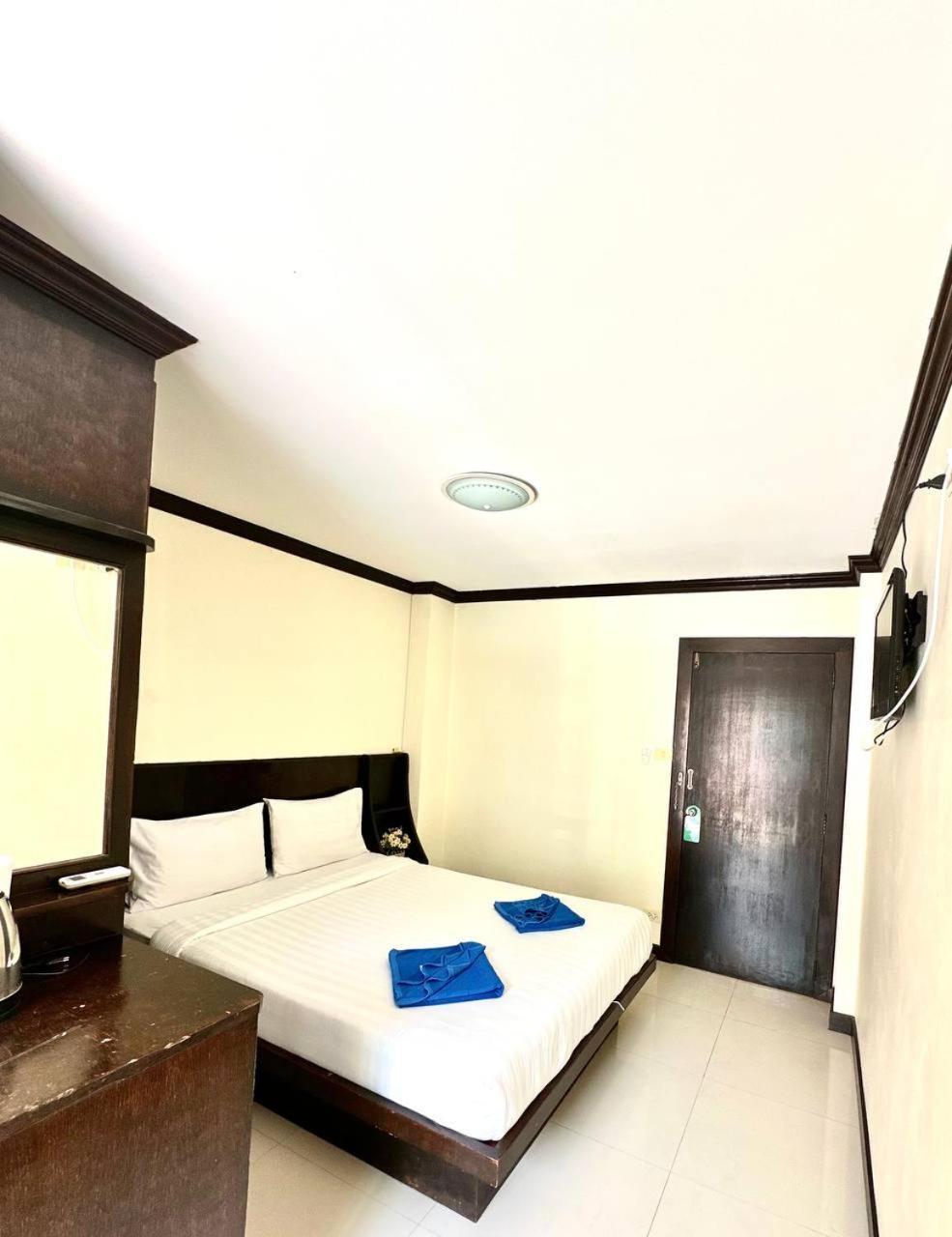 Blueskyhouse Patong Hotell Exteriör bild