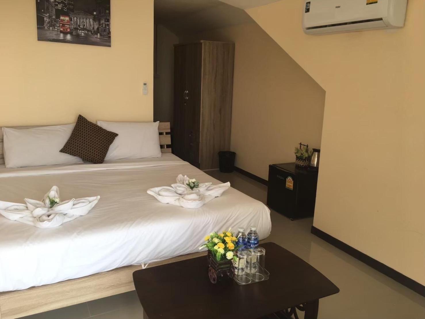 Blueskyhouse Patong Hotell Exteriör bild